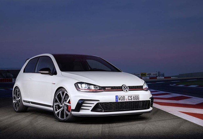 Witte Volkswagen Golf GTI op een circuit in de schemering